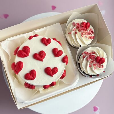 Набор Бенто-торт и два капкейка с сердцами в Katerins Bakery по цене 2350 ₽