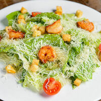 Салат Цезарь с креветками гриль в Пилпили