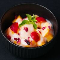 Азиатский десерт из фруктов в Umami