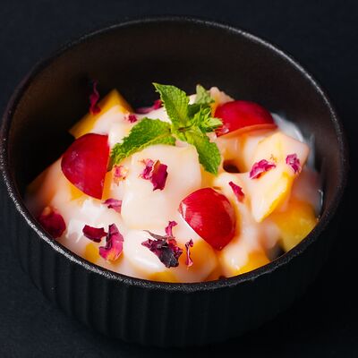 Азиатский десерт из фруктов в Umami по цене 499 ₽