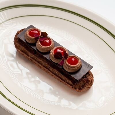 Янд. Эклер шоколадный с красным апельсином в NoSugar bakery по цене 949 ₽