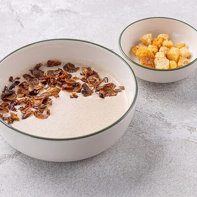 Суп-крем грибной с трюфельным маслом и грибными чипсами в Шоколадница по цене 435 ₽