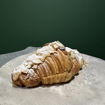 Круассан Хрустящий миндаль в Круассан по цене 590 ₽