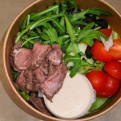 Салат с ростбифом в Surf Coffee x Maverick по цене 460 ₽