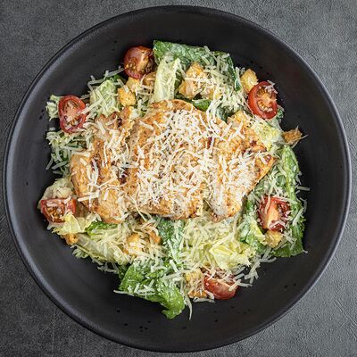 Салат Цезарь с курицей в Мясоед по цене 740 ₽