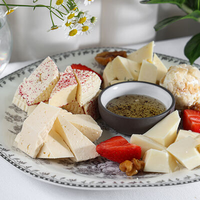 Ассорти фермерских сыров в Юность у моря по цене 910 ₽