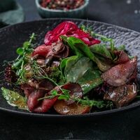 Салат с ростбифом и маринованными маслятами в Коктейль холл