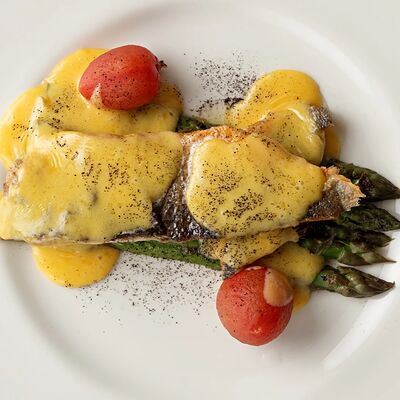 Филе сибаса со спаржей и соусом голландез в Brera по цене 1350 ₽