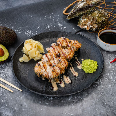 Ролл запеченный с лососем в КРЫША по цене 1190 ₽