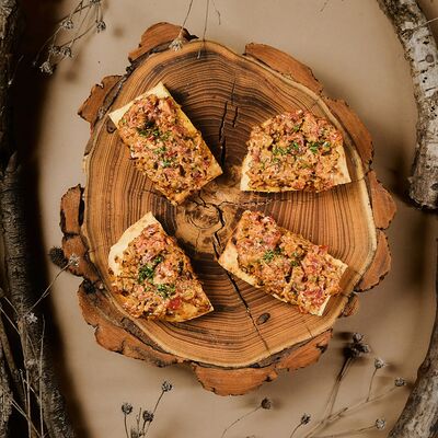 Тартар с говядиной, грибами и соусом кимчи на пите в Zanzibar по цене 1020 ₽