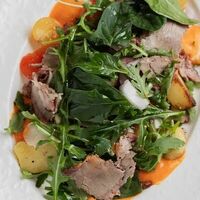 Салат с ростбифом и печеными овощами в Gino Cafe