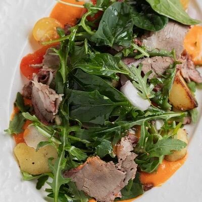 Салат с ростбифом и печеными овощами в Gino Cafe по цене 990 ₽