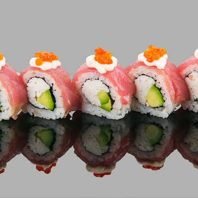 Ролл с тунцом, икрой и крабом в Marlin Sushi по цене 640 ₽