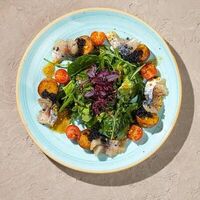 Салат с провесной скумбрией и черной икрой в Chudo