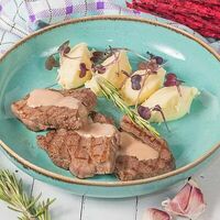 Медальоны из говядины с пюре в Луиджи & Тосё