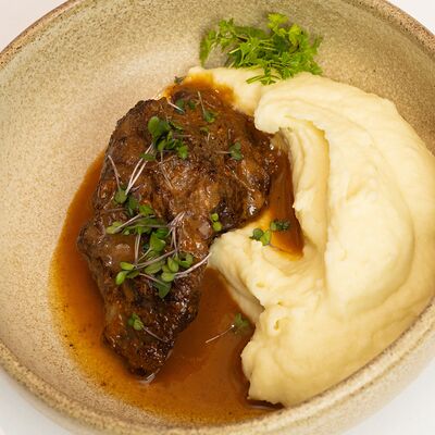 Томленая говядина с пюре в LULU COFFEE по цене 620 ₽