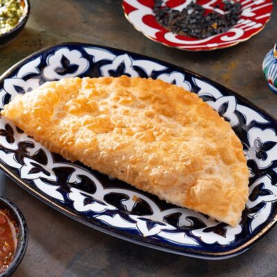 Мясной чебурек в Золотая Бухара по цене 330 ₽