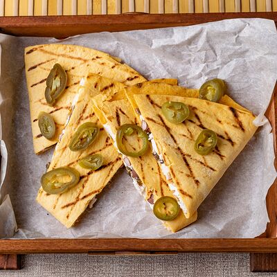 Кесадилья с курицей в Бурито по цене 590 ₽