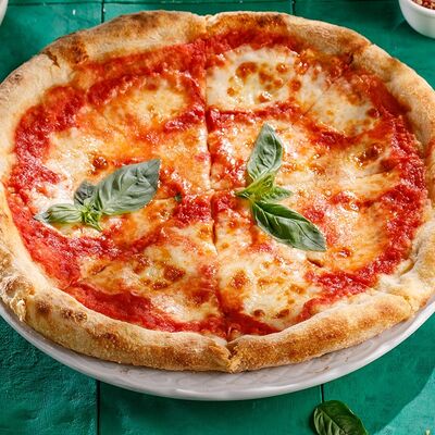 Пицца Маргарита в Кукумбер по цене 650 ₽