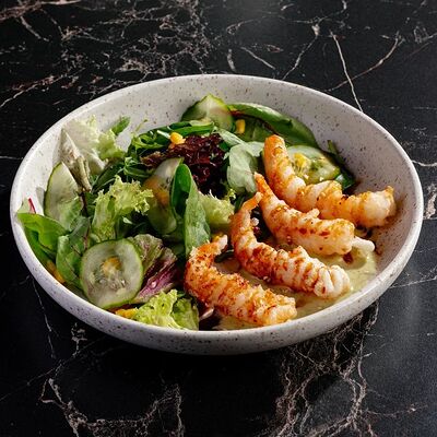 Салат с креветками темпура в Gills по цене 690 ₽