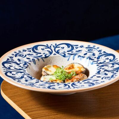 Шляпки шампиньонов, запечённые с сыром сулугунив NANA Pirveli по цене 610 ₽