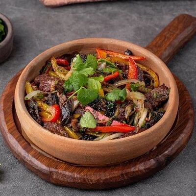 Щечки с овощами и черносливом в Чача по цене 850 ₽