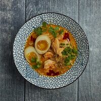 Лакса-рамен с курицей и креветкамив Is Ku Sushi Ramen Bar