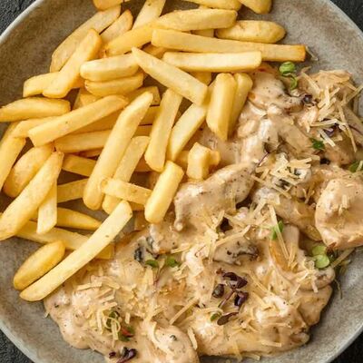 Картофель с курином филе и грибами в сливочном соусе в Мелисса по цене 760 ₽