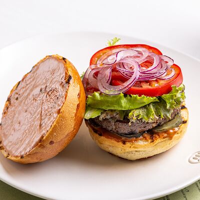 Бургер из говядины в М2 Органик Клуб Сокол по цене 1590 ₽