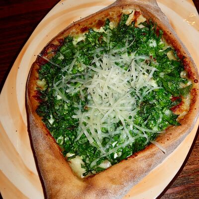 Хачапури по-аджарски с шпинатом и сыром сулугунив Каретный дворик по цене 850 ₽