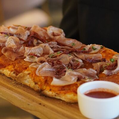 Пицца мясное ассорти с вялеными томатами в Pur Pur по цене 1680 ₽