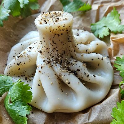 Хинкали свино-говяжьи отварные в Сытый Гусь по цене 140 ₽