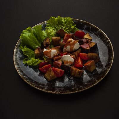 Салат с хрустящими баклажанами в Шашлычный дворик по цене 550 ₽