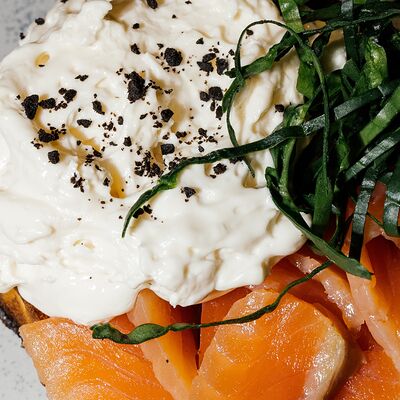 Кабачковая вафля с лососем и муссом из пармезана в Гастробар PINCH по цене 700 ₽