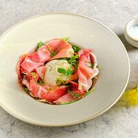 Буррата с прошутто и зелёным базиликом в Buonamici