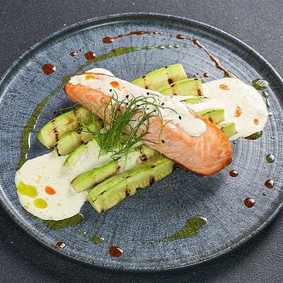 Стейк из лосося с цукини в Lafa Lounge по цене 1220 ₽