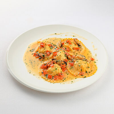 Равиоли с сибасом, вонголе и конкассе из томатов в La Scala Trattoria Ignazio по цене 42 р.