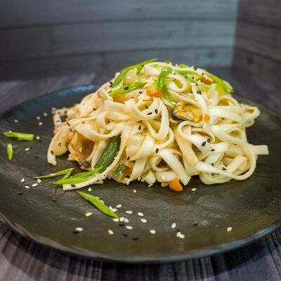 Wok с удоном и морепродуктами в Vinden Бистро по цене 480 ₽
