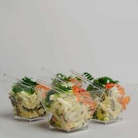 Салат с кальмаром и морской капустой в Hot Kitchen
