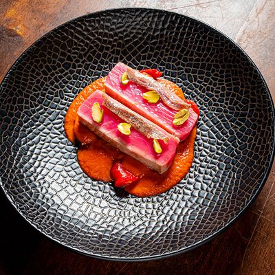 Филе тунца с печеными перцами и анчоусами в Гости Рестопаб по цене 39 р.