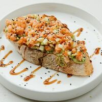 Брускетта с лососем и гуакамолев Noisy Bar & Kitchen