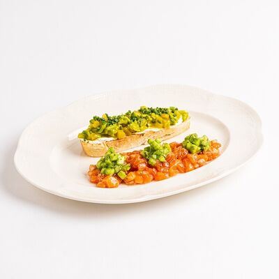 Тар тар из форели с огурцом и брускеттой с авокадо, персиком и соусом манго в Британские Пекарни по цене 795 ₽