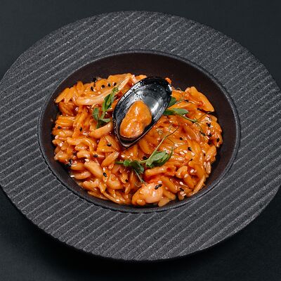 Орзо с морепродуктами в устрично-сливочном соусе в Umami по цене 690 ₽