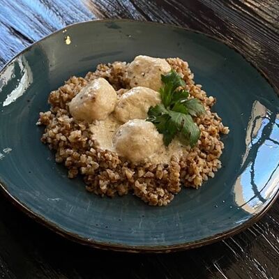 Тефтели из филе птицы, соус из сливок и шампиньонов, греча в Длинный нос по цене 360 ₽