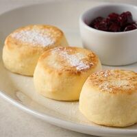 Сырники с вишневым соусом в Macadamia кафе