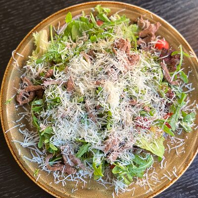 Тёплый салат с руколой, говядиной и пармезаномв Терраса по цене 1350 ₽