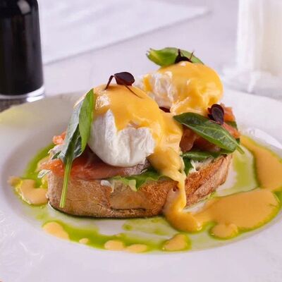 Бенедикт с лососем и сливочным сыром в Лобби бар по цене 840 ₽