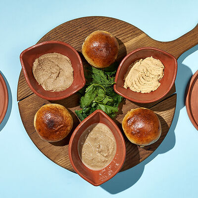 Ассорти паштетов в Хачапури и Вино по цене 357 ₽