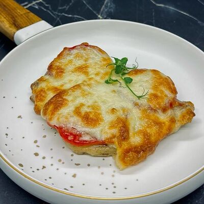 Свинина с томатами под сыром в Кафе сон у моря по цене 450 ₽