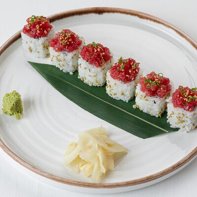 Ролл с лососем и икрой палтусав Aquamarine по цене 1000 ₽